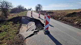 FOTO: Medzi obcami Belín a Pavlovce sa prepadla cesta. Zosuv sa neustále zhoršuje 