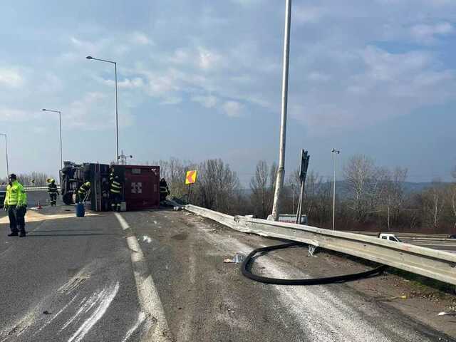 Vodiči, pozor. Na bratislavskej diaľnici sa prevrátil kamión, premávku odklonili