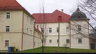 Fasáda bola ošarpaná a múry neustále vlhli. Kaštieľ Ostrolúckych sa dočkal obnovy