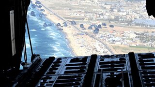 VIDEO: Dary z neba. Jordánsko, USA, Francúzsko a Egypt zhodili do Pásma Gazy najväčšie zásoby humanitárnej pomoci 