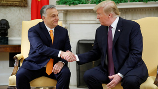 Orbán pricestoval za Trumpom do USA. Biden kritizuje, že sa stretol s mužom, ktorý hovorí o nastolení diktatúry