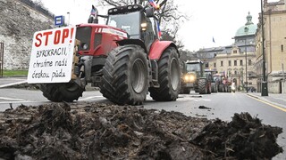 V Česku protestovali nespokojní farmári. Blokovali dopravu, na koľaje vysypali kopu hnoja 