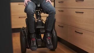 Inovatívny elektrický invalidný vozík zdvihne používateľa do stojacej polohy