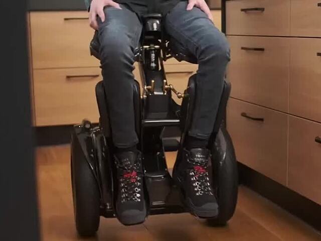 Inovatívny elektrický invalidný vozík zdvihne používateľa do stojacej polohy