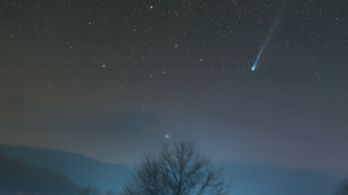 FOTO: NASA zverejnila snímku kométy nad Slovenskom. V prestížnej rubrike sa stala fotografiou dňa