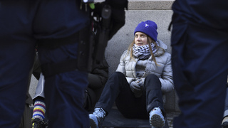 Greta a aktivisti opäť v rukách polície. Thunbergová blokovala vstup do budovy švédskeho parlamentu 