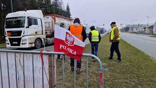 Poľskí farmári zablokovali hraničný priechod na severovýchode Slovenska. Terčom sú kamióny z Ukrajiny a Moldavska