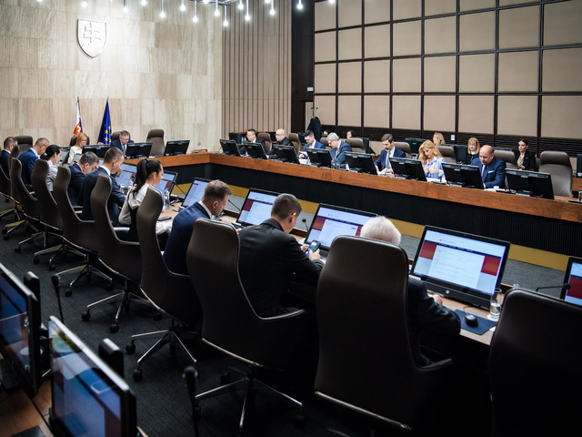 Vláda navrhla povýšenie a menovanie na generálske hodnosti štyroch vojakov. Rokovala aj o hospodárení v lesoch, a o úlohách ÚVO