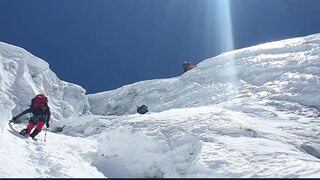 Hámor sa vracia do Himalájí. Jeho cieľom je prejsť na druhú stranu ľadovca Yalung