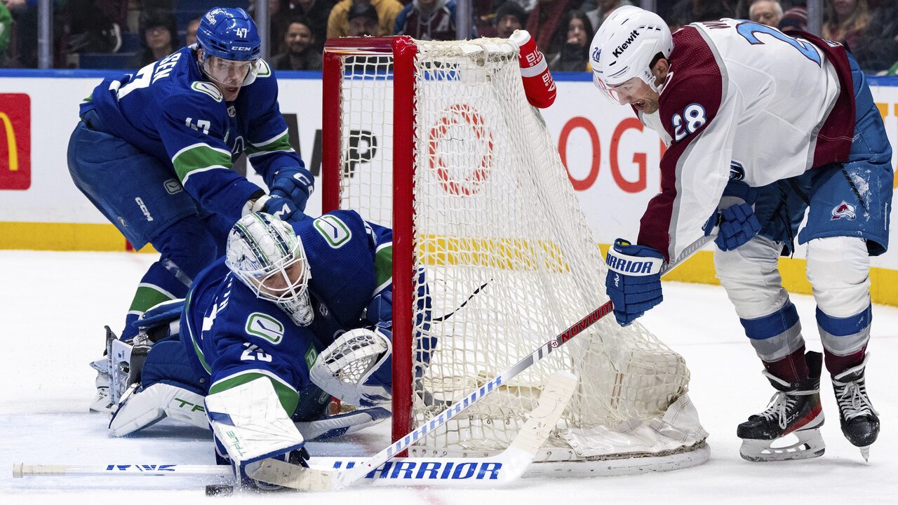 Avalanche_Canucks_Hockey164200.jpg