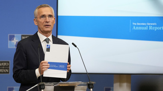 Ukrajincom nedochádza odvaha, ale munícia, tvrdí Stoltenberg. Vyzval krajiny NATO, aby pomohli 