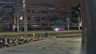 VIDEO: Kolobežkár počas jazdy stratil vedomie a odpadol. To však nebolo jediné, čo sa mu privodilo