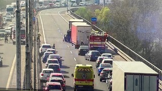 V Bratislave došlo na diaľnici D1 k dopravnej nehode, Prístavny most bol uzatvorený. Zranili sa dve osoby