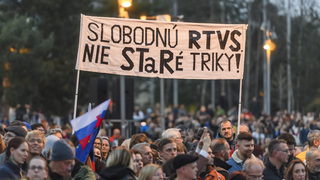 FOTO/VIDEO: Ľudia vyšli do ulíc, protestovali na podporu RTVS, aj proti vláde. Chcú brániť nezávislé médiá