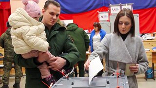 Ruské prezidentské voľby hlásia vysokú účasť, už presiahla 40 percent. Ich priebeh narušilo niekoľko incidentov