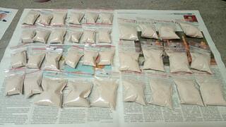 NAKA úradovala: Počas protidrogovej akcie zadržala 11 osôb aj výrobňu heroínu