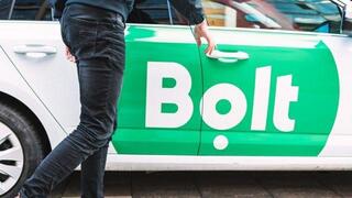 Vodič mu dal päsťou, lebo na aute zabuchol dvere. Známa taxislužba rieši ďalší nepríjemný incident 