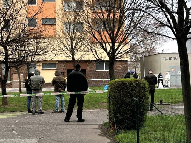V Bratislave našli na chodníku dobodaného muža. Polícia zistila, že zanechal list na rozlúčku