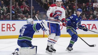 NHL: Slafkovský natiahol bodovú šnúru, Montreal prehral  na ľade Vancouveru