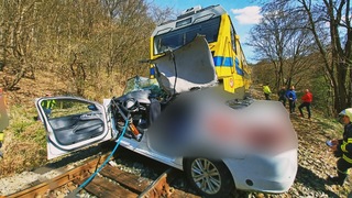 Zrážka vlaku s autom si vyžiadala ľudské životy. Na mieste zasahoval záchranársky vrtuľník