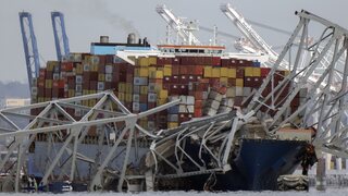 Zabránili väčšej tragédii. Loď v Baltimore pred nárazom vyslala núdzový signál, viac áut sa na most nedostalo