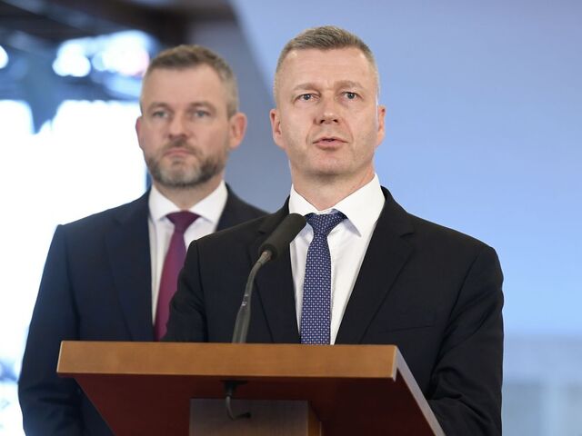 V poradcovskom tíme prezidenta nie je miesto pre aktívnych politikov. Šéf Maďarskej aliancie naznačil niečo iné 
