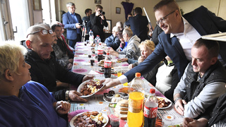 Košická charita pokračuje v milej tradícii. Pre ľudí bez domova  pripravila veľkonočné pohostenie