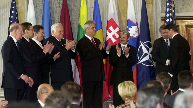 Slávnostný ceremoniál prijatia siedmich nových členských krajín do aliancie NATO
