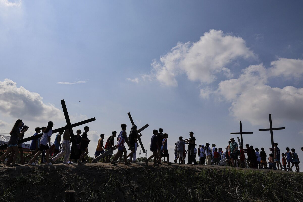 Philippines_Crucifixions207417.jpg
