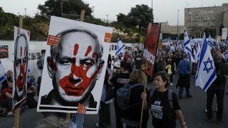 FOTO: Najväčšie protesty od začiatku vojny. Vyše 100-tisíc Izraelčanov vyjadrilo svoj nesúhlas s Netanjahuovou vládou