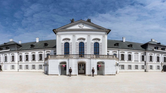 Koľko podpisov občanov treba na podanie prezidentskej kandidatúry (alternatíva k 15 poslancom)?