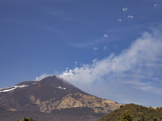 FOTO: Krásny prírodný úkaz. Etna vypúšťala vzácne dymové krúžky