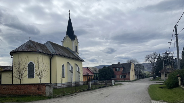 Na snímke kostol v obci Poluvsie počas druhého kola prezidentských volieb 6. apríla 2024.