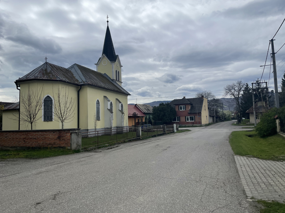 Na snímke kostol v obci Poluvsie počas druhého kola prezidentských volieb 6. apríla 2024.