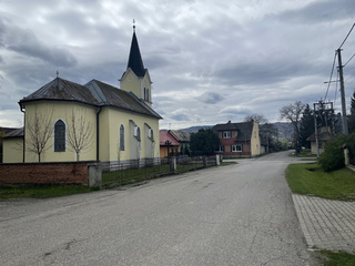 Na snímke kostol v obci Poluvsie počas druhého kola prezidentských volieb 6. apríla 2024.