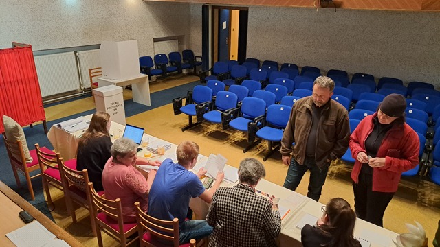 Jedna z volebných miestností vo Vysokých Tatrách sa nachádza v Sanatóriu Dr. Guhra v Tatranskej Polianke, pre volebnú komisiu tam vyčlenili priestor v kinosále..jpg