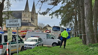 Tragédia v Spišskom Podhradí: Autobus zrazil mladých veriacich, hlásia tri mŕtve dievčatá a sedem zranených