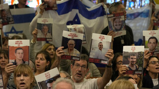 Tisíce ľudí protestujú za prepustenie rukojemníkov. Vinu pripisujú premiérovi Netanjahuovi