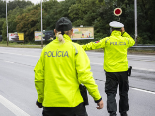 Dopravná polícia - dopravný policajti - kontrola - hliadka