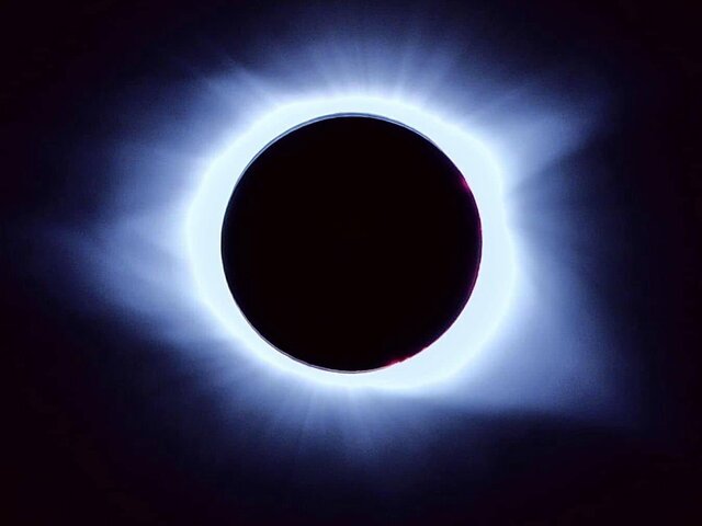 Zatmenie Slnka v roku 2024: Pozorovatelia sa dočkali. Ľudia vyšli von a sledovali vzácny astronomický úkaz