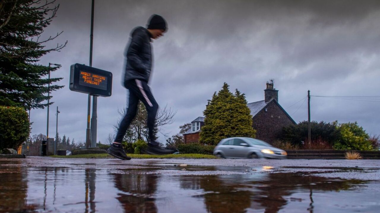 pochmúrne mesto s chlapcom