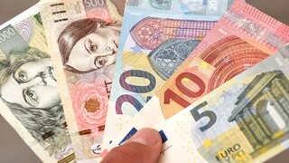 Peňažná mena - peniaze - financie - eurá a koruny
