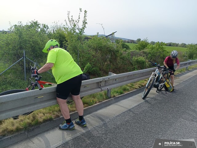 Vodiči neverili vlastným očiam: Cyklisti sa vybrali na frekventovanú diaľnicu, hazardovali so životom