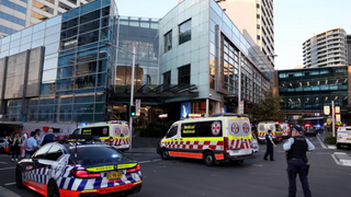 Útok nožom v austrálskom nakúpnom centre. Muž smrteľne pobodal šesť ľudí, polícia podozrivého zastrelila
