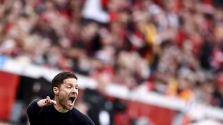 Futbalisti Bayeru Leverkusen sú novými šampiónmi nemeckej Bundesligy. Definitívne o tom rozhodol ich domáci triumf