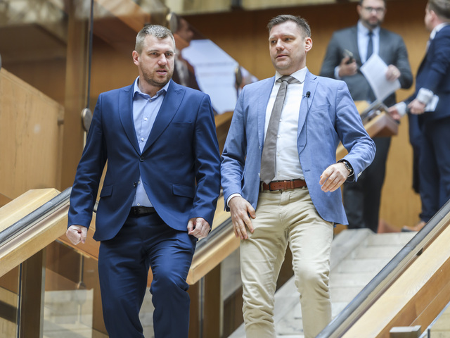 Kuffa jazdil v Poloninách na štvorkolke, háji sa prácou. Opozícia chce, aby skončil, no Taraba nesúhlasí