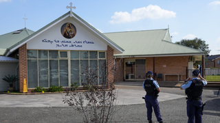 Austrálska polícia označila útok nožom v kostole za teroristický čin. Dav po incidente útočil na policajtov