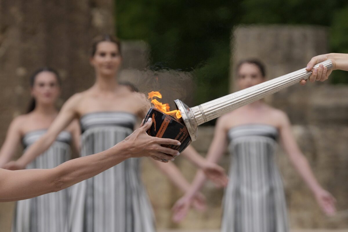 Greece_Olympics_Paris_Flame_Lighting253081.jpg