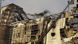 FOTO: Polovicu kodanskej burzy zničili plamene, oheň ešte stále tlie. Vzácne obrazy zachraňovali hasiči aj okoloidúci