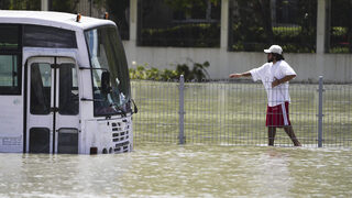 Z áut sa stali loďky, doprava zamrzla. Slováci v Dubaji pre ta3 opísali, ako záplavy paralyzovali mesto